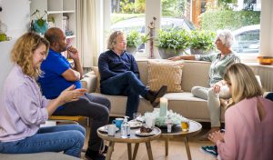 mensen thuis op de bank